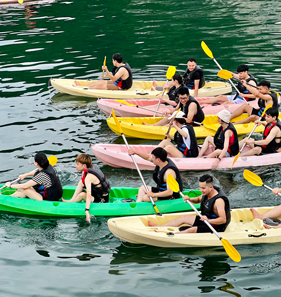 FBCers chèo thuyề Kayak tại vịnh Lan Hạ