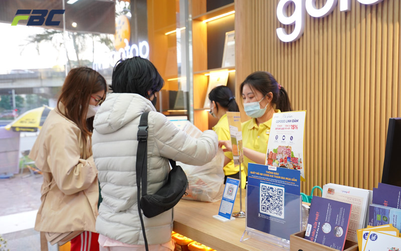 Những vị khách tới mua sắm tại Gofood Linh Đàm