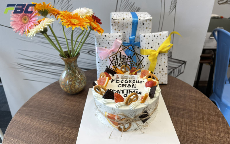 Bánh kem chúc mừng sinh nhật CBNV tháng 9