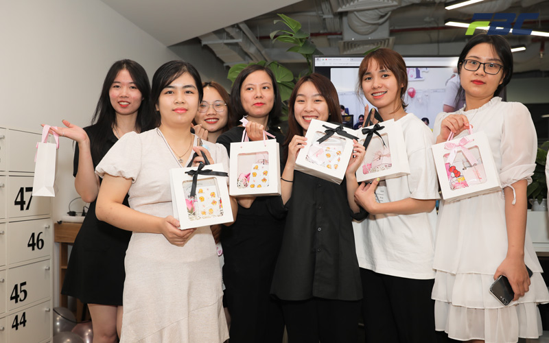 Các CBNV nữ tại FBC Group nhận quà xinh xắn