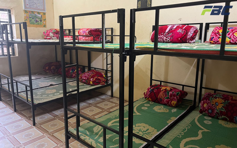 Khu vực giường tầng của các em học sinh nội trú