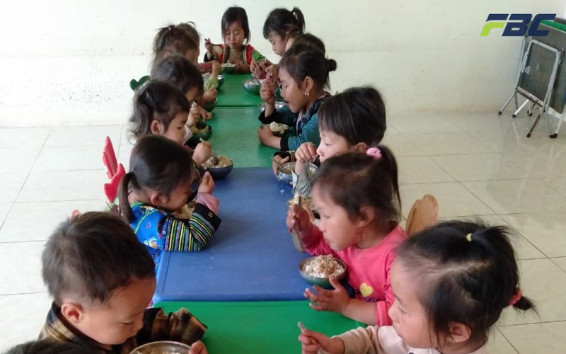 Các em học sinh nội trú ăn trưa tại trường