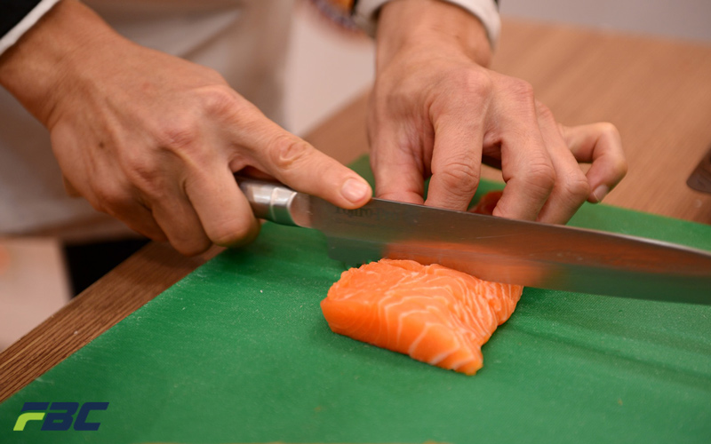Đầu bếp hướng dẫn cách cắt thái Sashimi cá hồi