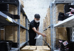 Nhân viên Chef Studio tại kho hàng 