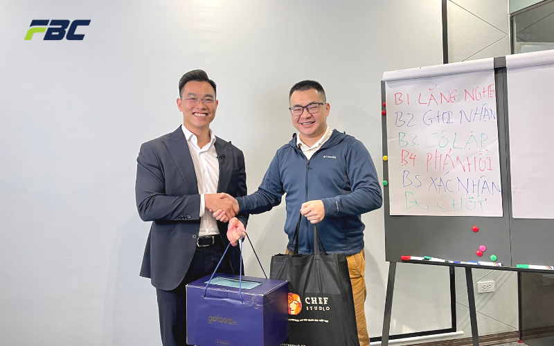 Tổng Giám đốc Tạ Quang Trung thay mặt FBC tặng quà