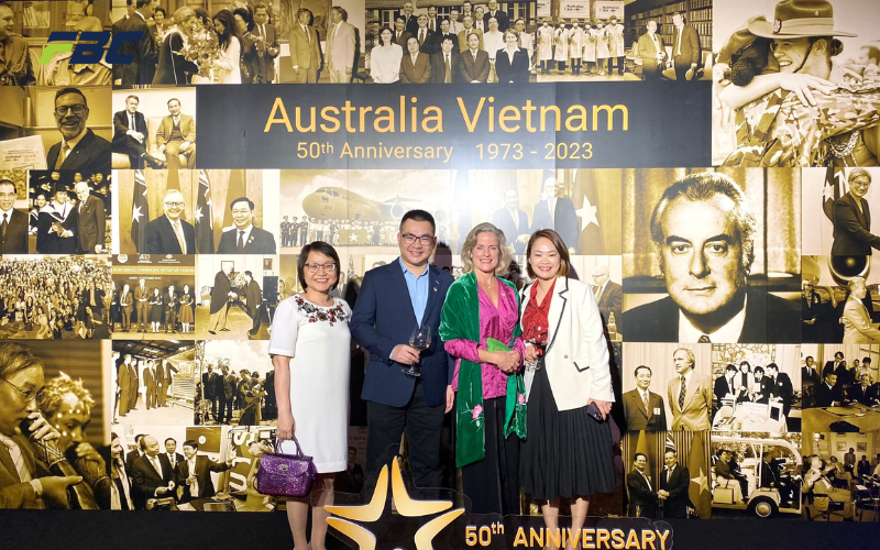 Ban lãnh đạo FBC Group chụp ảnh cùng Bà chị Hoàng Thuỳ Chi - Giám đốc phát triển thương mại của ĐSQ và Bà Bà Rebecca Ball - Tham tán Thương mại cấp cao Úc tại Việt Nam