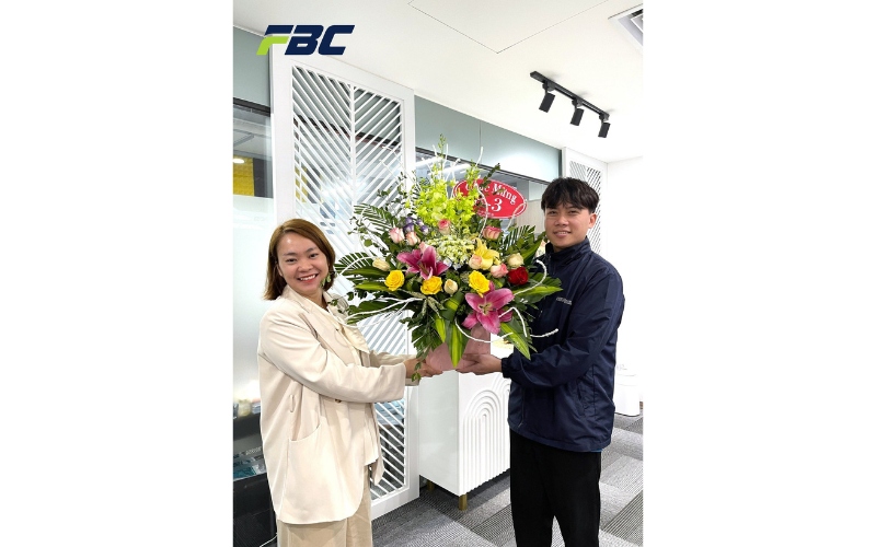 Tập thể FBC Group tặng hoa bà Tạ Thị Hà Thu - Phó TGĐ FBC Group