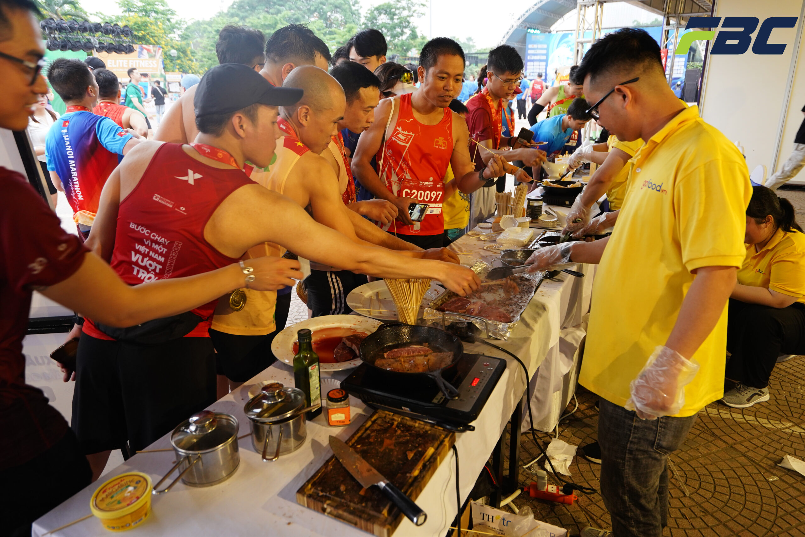 Các vận động viên hào hứng thưởng thức Steak bò Mỹ cao cấp của thương hiệu Gofood