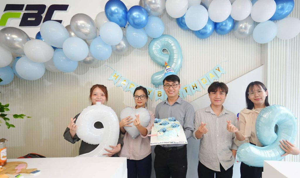 Phòng Kế toán chụp ảnh kỉ niệm tại buổi tiệc 