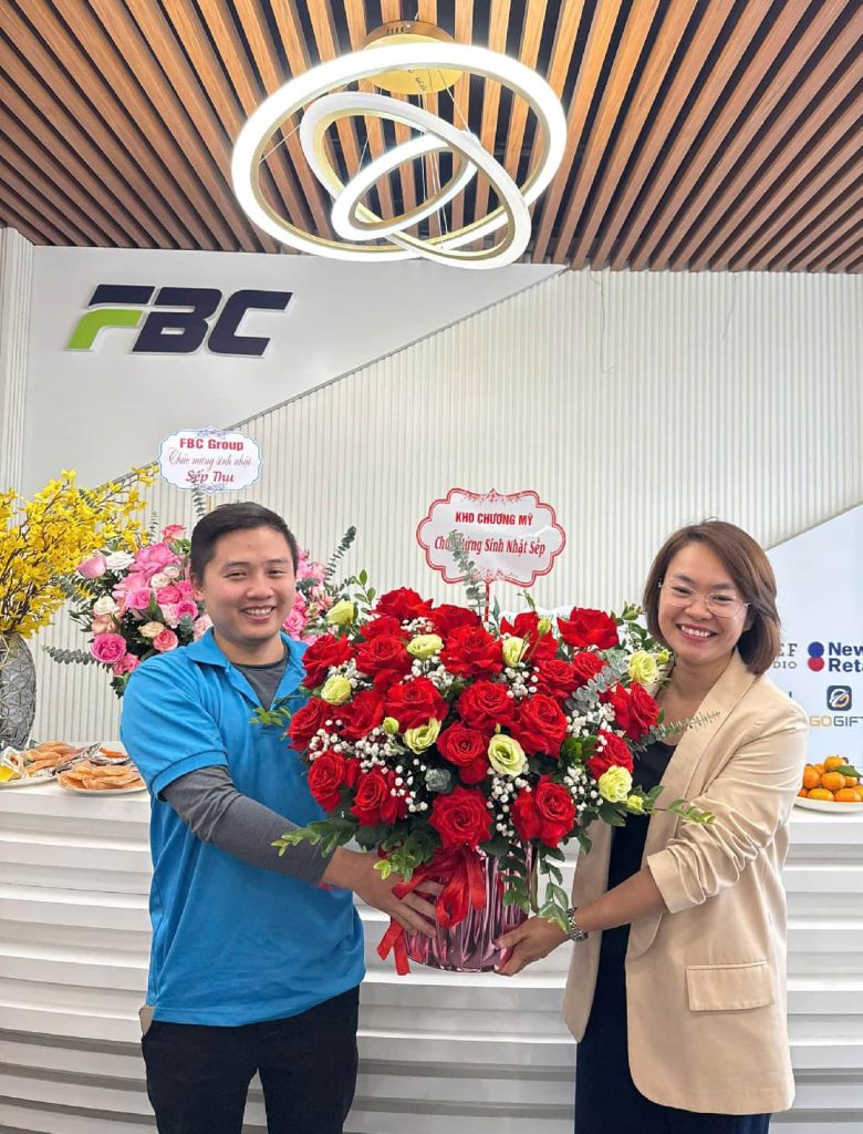 Đại diện kho Chương Mỹ chúc mừng Sếp Hà Thu