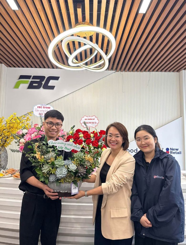 Đại diện Khối Vận hành chúc mừng Sếp Hà Thu