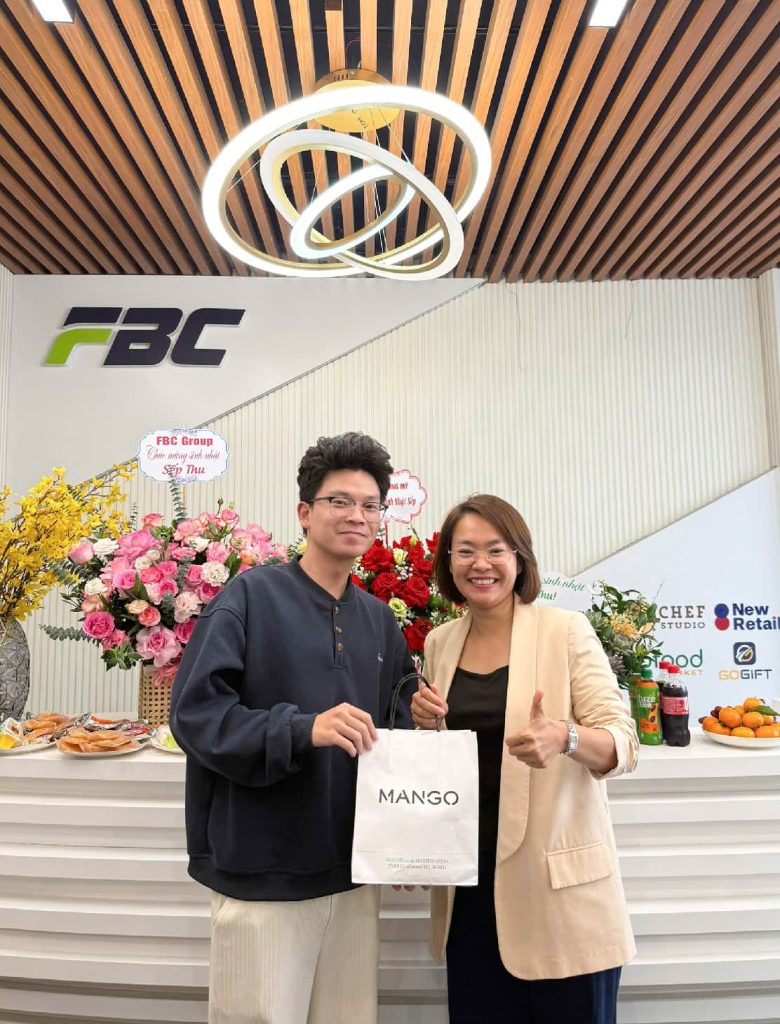 Đại diện Khối Văn phòng chúc mừng Sếp Hà Thu