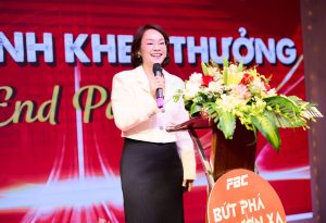 Chị Tạ Thị Hà Thu - Phó Tổng Giám Đốc FBC Group đọc quyết định khen thưởng năm 2025 của công ty