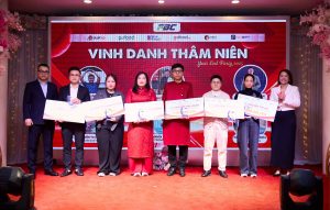 Ban Lãnh đạo tri ân nhân viên có 5 năm cống hiến cho sự phát triển của công ty