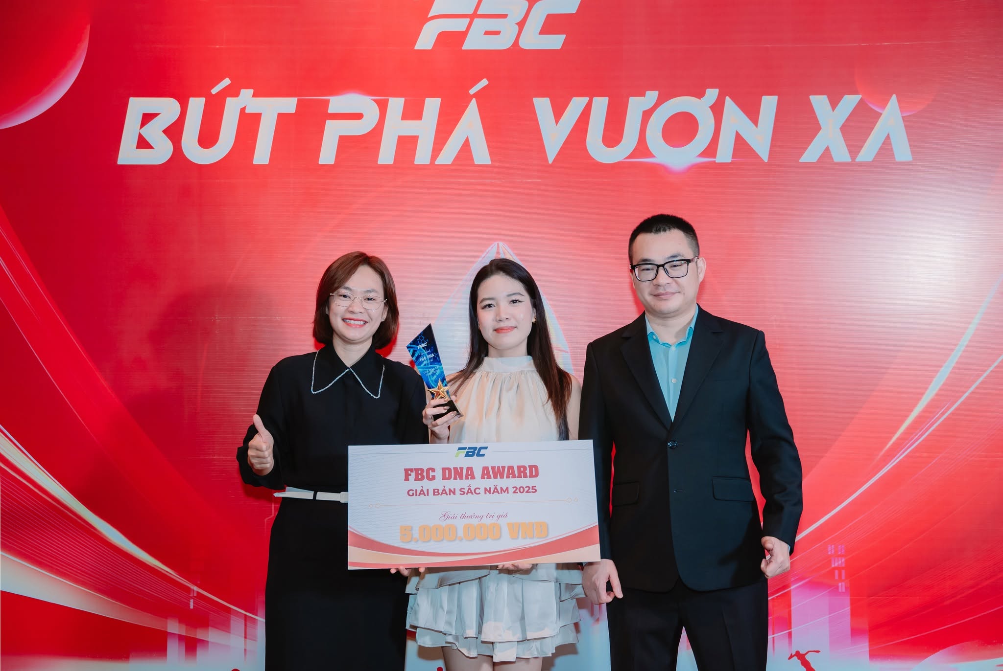 Ban lãnh đạo trao giải cho nhân viên đạt giải Bản Sắc năm 2025 