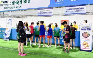 Trạm tiếp năng lượng Gofood tại Tay Ho Half Marathon